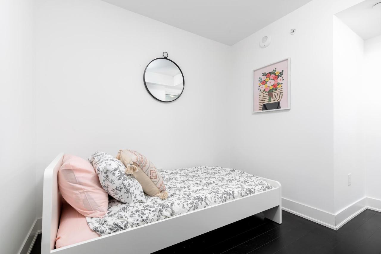 Upscale & Modern 2Bd + Den 2Ba Heart Of Downtown! Toronto Exterior foto